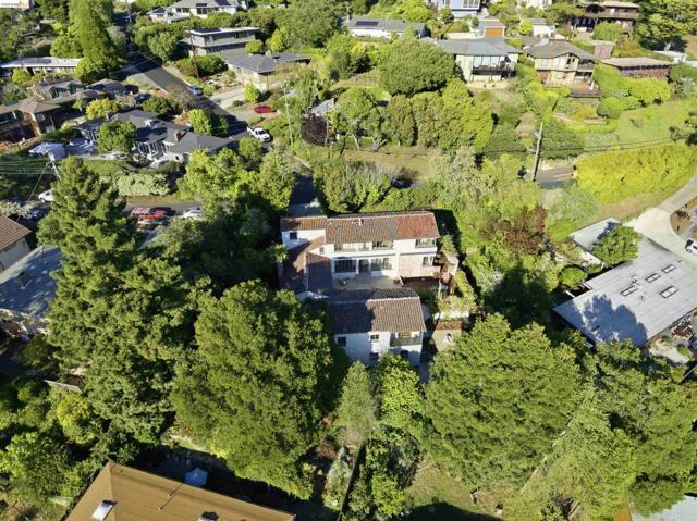 44 Highgate Rd, Kensington CA: https://media.crmls.org/mediaz/c97ceaa3-0214-480e-ad90-08d2da2f4d2b.jpg