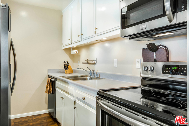 Accent lighting under upper cabinets