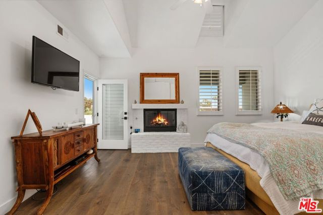 6435 Zumirez Drive, Malibu CA: https://media.crmls.org/mediaz/c97f40ab-a8f3-4f71-bc0e-17bac396952a.jpg