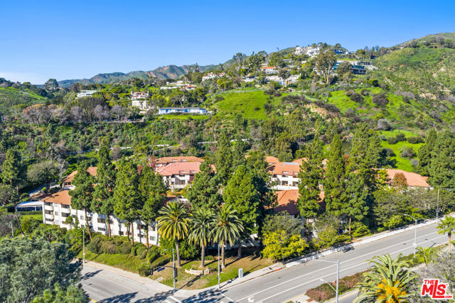 501 Palisades Drive, Pacific Palisades CA: https://media.crmls.org/mediaz/c98010f5-98bb-49c3-b65c-644139495fe4.jpg