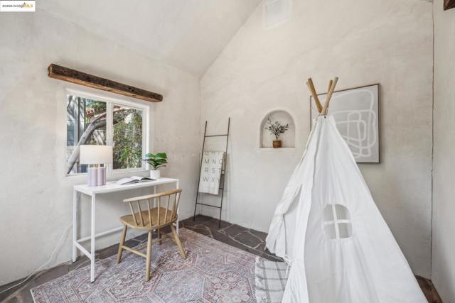 2705 Mathews St, Berkeley CA: https://media.crmls.org/mediaz/c9804406-81f2-4121-b95f-86f21e83f103.jpg