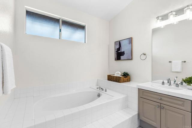 1337 Oak View Way, Escondido CA: https://media.crmls.org/mediaz/c980487a-10b5-4d5b-a010-af3b1e063846.jpg