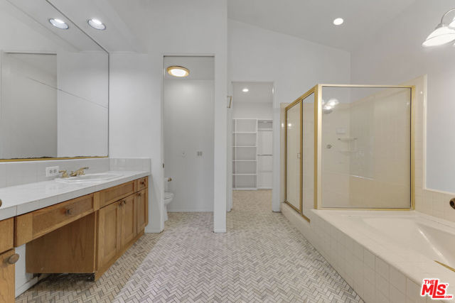 3516 Malibu Country Drive, Malibu CA: https://media.crmls.org/mediaz/c981850a-2894-4f12-85a4-b550b8ecfef8.jpg