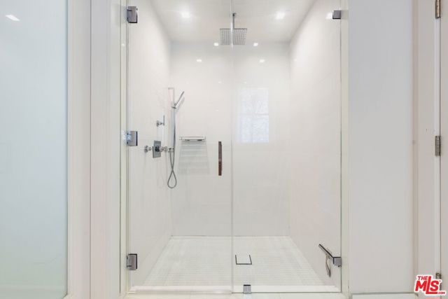 1012 2nd Street, Santa Monica CA: https://media.crmls.org/mediaz/c981b6e9-834e-4441-b627-9e07b2d613dd.jpg