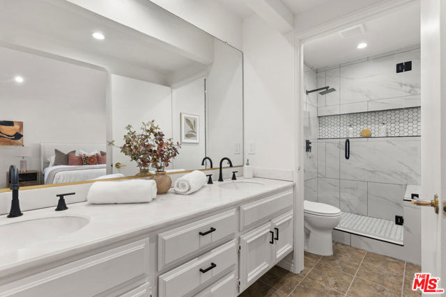 6514 S Copperwood Avenue, Inglewood CA: https://media.crmls.org/mediaz/c982a69e-4ac7-45d2-96d1-5c67d55c44a3.jpg