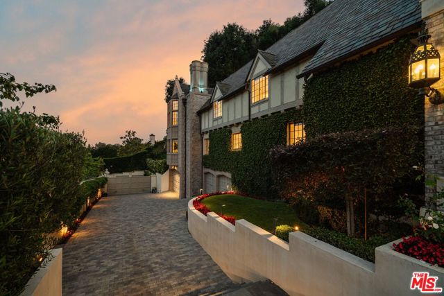 10950 Bellagio Road, Los Angeles CA: https://media.crmls.org/mediaz/c983a7cc-92e2-40f1-81e3-4186cc2f1f9a.jpg