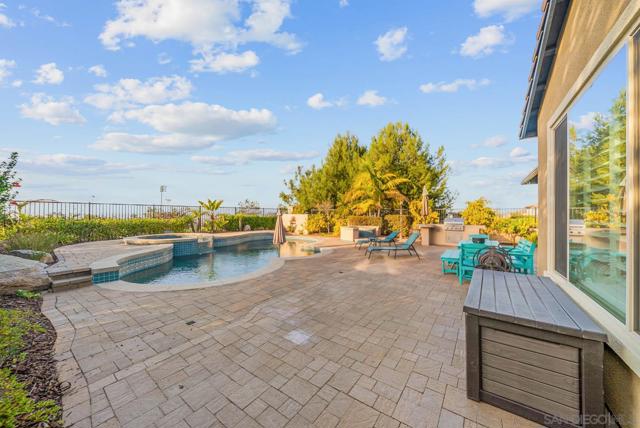 542 Adobe Estates Dr, Vista CA: https://media.crmls.org/mediaz/c9844fdd-06e3-462f-8b5d-3e927c45d7c7.jpg