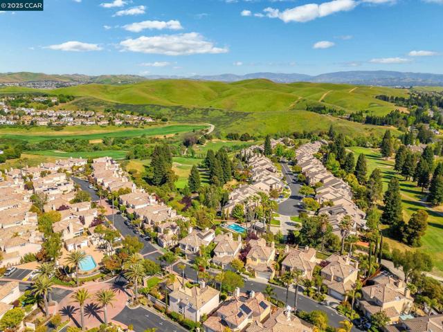 122 Cortona Dr, San Ramon CA: https://media.crmls.org/mediaz/c9848154-66fa-49ed-904d-9fd6232ca44c.jpg