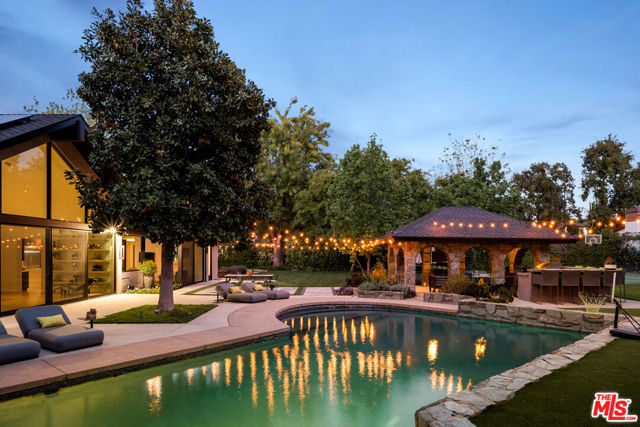 17352 Magnolia Boulevard, Encino CA: https://media.crmls.org/mediaz/c98482a3-eb1d-4726-a592-056db3d4de6c.jpg