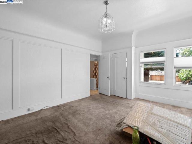 1013 Chestnut St, Oakland CA: https://media.crmls.org/mediaz/c986041b-d5e3-458e-91bb-787252f637b2.jpg