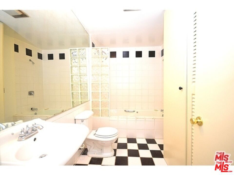https://media.crmls.org/mediaz/c9860858-cd21-44c3-9bbb-9c2b54989be1.jpg?preset=X-Large