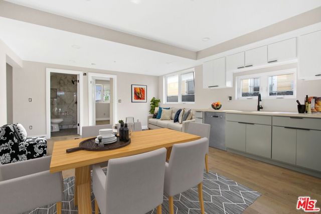 1724 Menlo Avenue, Los Angeles CA: https://media.crmls.org/mediaz/c98764c2-bfdf-43d8-b22e-9fe0e7b03134.jpg