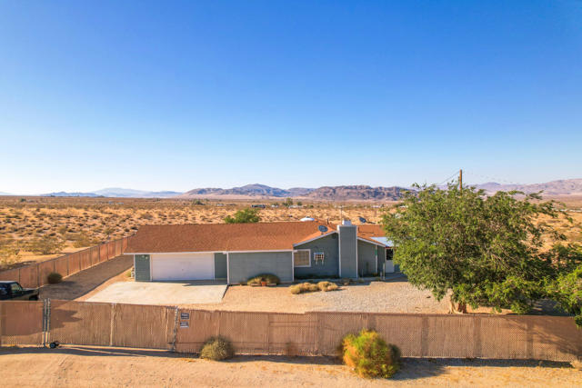 55540 Shannon Road, Landers CA: https://media.crmls.org/mediaz/c9877388-e787-4744-8cee-168a06a2479c.jpg
