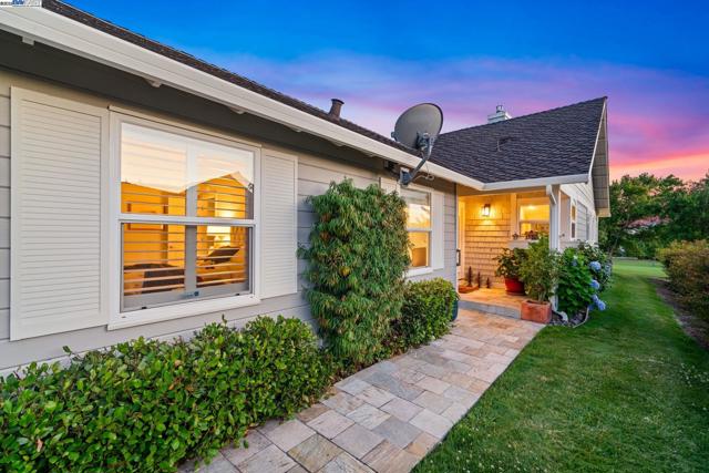 711 Glen Eagle Ct, Danville CA: https://media.crmls.org/mediaz/c9894655-eb38-49d6-bddd-f6e7c15f9659.jpg