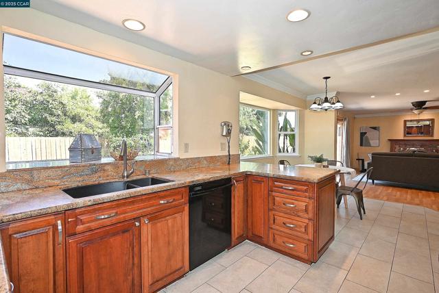 5091 Saint Celestine Ct, Concord CA: https://media.crmls.org/mediaz/c98a2298-b877-403c-b42a-5055465f87aa.jpg