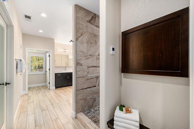1398 Benedict Ct, Pleasanton CA: https://media.crmls.org/mediaz/c98a4a28-b73c-4560-87f9-4a85aa316894.jpg