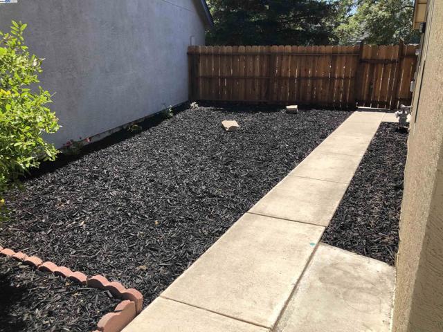 1023 Snowgoose Ln, Manteca CA: https://media.crmls.org/mediaz/c98b561c-76c7-4d4c-96b4-d31f96535e84.jpg