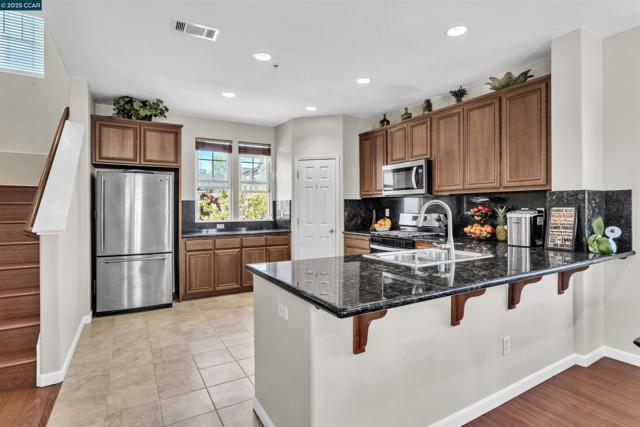 411 Summer Ln, Richmond CA: https://media.crmls.org/mediaz/c98b796a-0c5f-4483-b4a4-09ea2aebce2d.jpg
