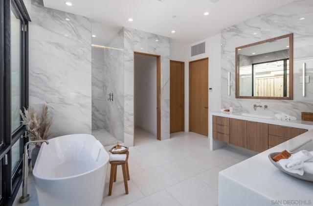 722 Amphitheatre Dr, Del Mar CA: https://media.crmls.org/mediaz/c98baab8-5ba5-4482-834b-23d4a8e53165.jpg
