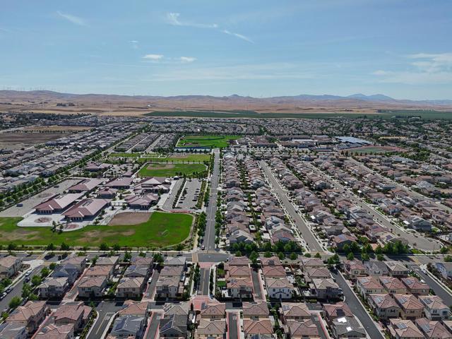 410 E Redberry Place, Mountain House CA: https://media.crmls.org/mediaz/c98c4eac-3f64-49e4-b037-8755d9976200.jpg