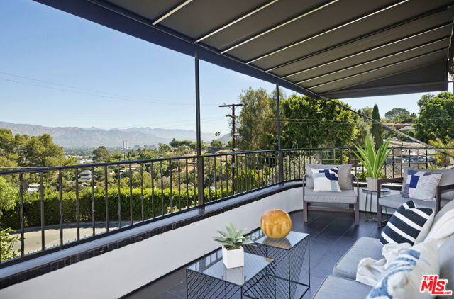 3712 Berry Drive, Studio City CA: https://media.crmls.org/mediaz/c98cd4f6-b8ee-4d55-97b0-07a2347ee1cc.jpg