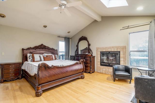 Image 9 of 23 For 22967 Maud Ave