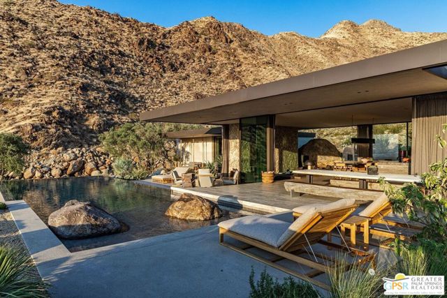 2215 Vista Distancia Court, Palm Springs, CA 92262