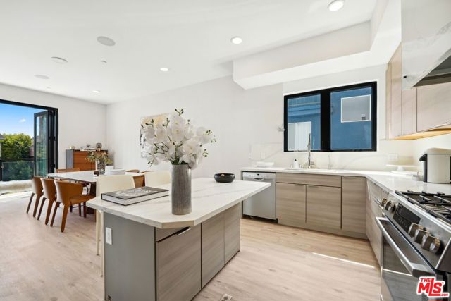 137 N Doheny Drive, West Hollywood CA: https://media.crmls.org/mediaz/c98f3dbd-5dcd-4958-8ad1-4fca4fe2010c.jpg