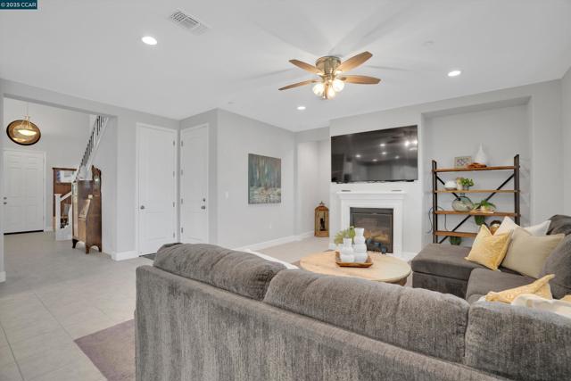 38 Pato Ct, Oakley CA: https://media.crmls.org/mediaz/c98f4a6b-9715-4356-9dcc-88c103ede174.jpg