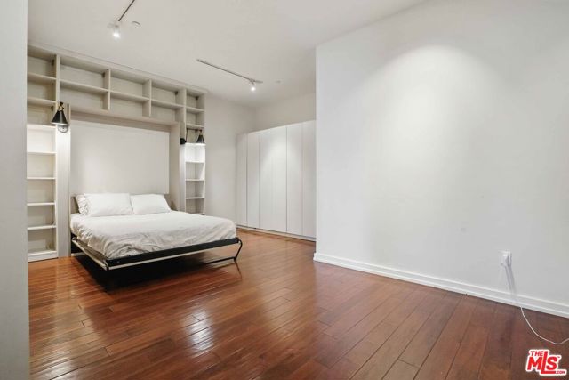 801 S Grand Avenue, Los Angeles CA: https://media.crmls.org/mediaz/c98f6ede-21b7-43c1-a1db-5fcdd1c59e81.jpg