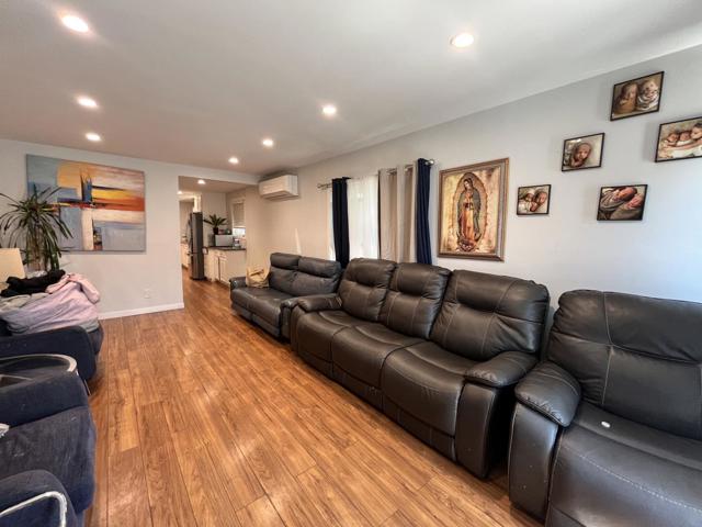 1439 38th Avenue, Oakland CA: https://media.crmls.org/mediaz/c98f922b-d2f6-404d-a325-7b92713cfa5b.jpg