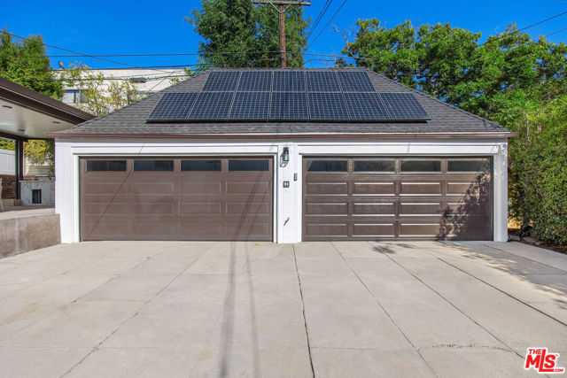 832 S Plymouth Boulevard, Los Angeles CA: https://media.crmls.org/mediaz/c9909cba-8569-402f-8283-70de6247b0c8.jpg