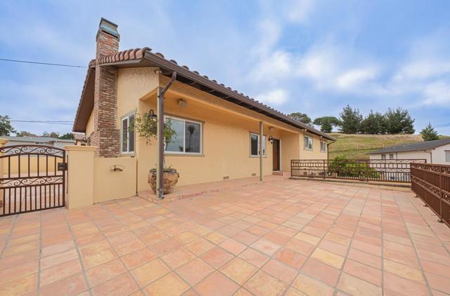 10883 Assisi Way, Salinas CA: https://media.crmls.org/mediaz/c991d3e1-83bb-4dd6-a9d2-74ef6f656456.jpg