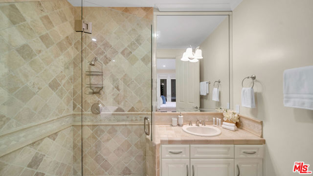 1447 San Ysidro Drive, Beverly Hills CA: https://media.crmls.org/mediaz/c992b30f-e044-4c9f-bba8-dd1c10b32850.jpg