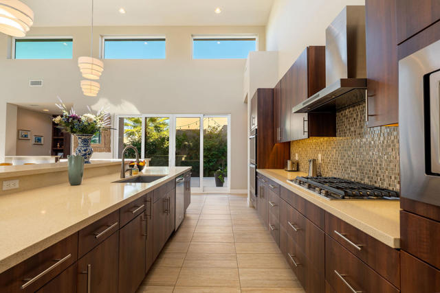 15 Via Montagna, Rancho Mirage CA: https://media.crmls.org/mediaz/c992bafb-e341-48ac-bfb5-de845d2f144b.jpg