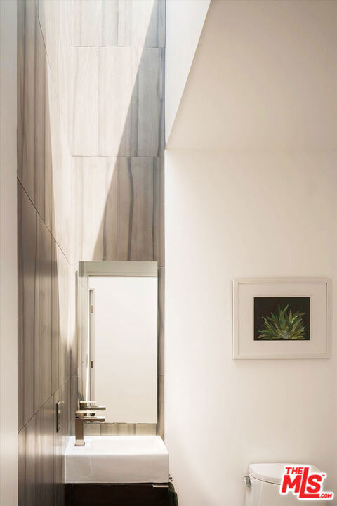 2501 Walnut Avenue, Venice CA: https://media.crmls.org/mediaz/c9933db2-7160-41aa-add2-bfaa37296730.jpg