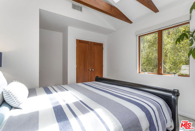 8783 Lookout Mountain Avenue, Los Angeles CA: https://media.crmls.org/mediaz/c993b08c-c1d4-4b33-80cd-687a22d5c5cf.jpg