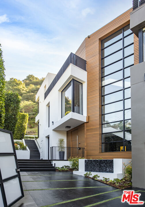 9852 San Circle, Beverly Hills CA: https://media.crmls.org/mediaz/c994367a-2ca3-4a7c-9c4c-7d51c7942cb2.jpg