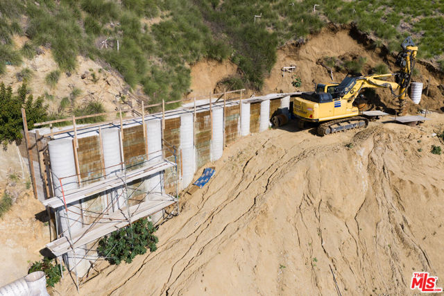 2004 Sunset Plaza Drive, Los Angeles CA: https://media.crmls.org/mediaz/c994524a-232b-4872-af2c-9d84a10dbf90.jpg