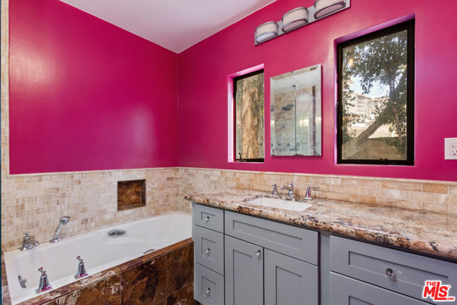 7225 Forbes Avenue, Lake Balboa CA: https://media.crmls.org/mediaz/c9945d23-8338-488b-be36-96219195dea9.jpg