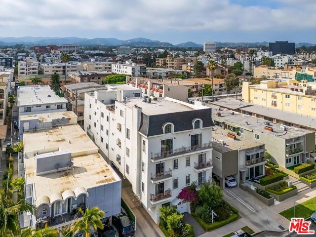 11827 Goshen Avenue, Los Angeles CA: https://media.crmls.org/mediaz/c994a88c-3301-4dbf-9fce-dd9641f8f4a5.jpg
