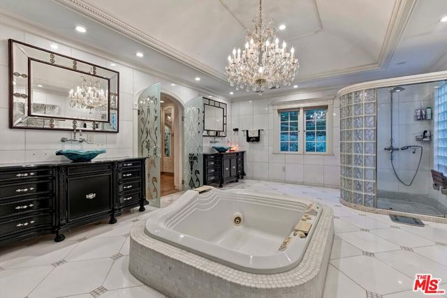 725 N Faring Road, Los Angeles CA: https://media.crmls.org/mediaz/c994eefd-e16e-49b9-8a0f-c701a2b9a2dd.jpg