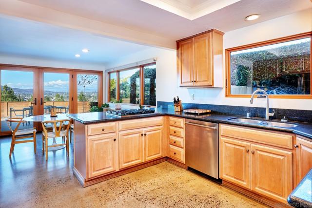 4176 E Arrieta Circle, La Mesa CA: https://media.crmls.org/mediaz/c9952556-0f54-42b6-8d43-7a0468786531.jpg