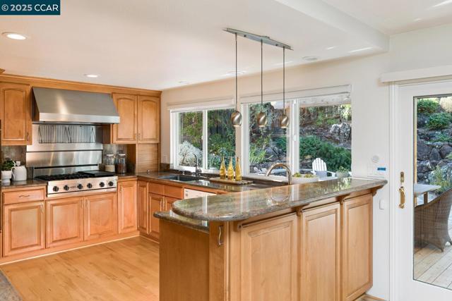 1555 Pebblebrook Ct, Walnut Creek CA: https://media.crmls.org/mediaz/c99543aa-a9e9-48d2-b2a9-db14803d10d3.jpg