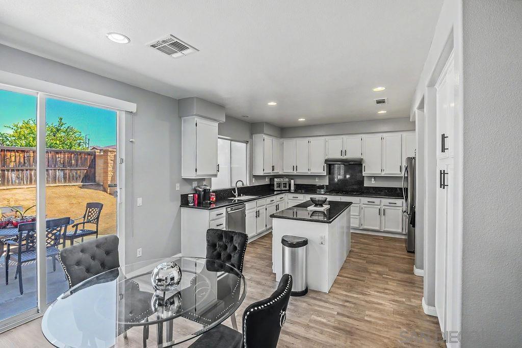 https://media.crmls.org/mediaz/c99603d1-249f-4fc8-8b31-9d10a7c275f6.jpg?preset=X-Large
