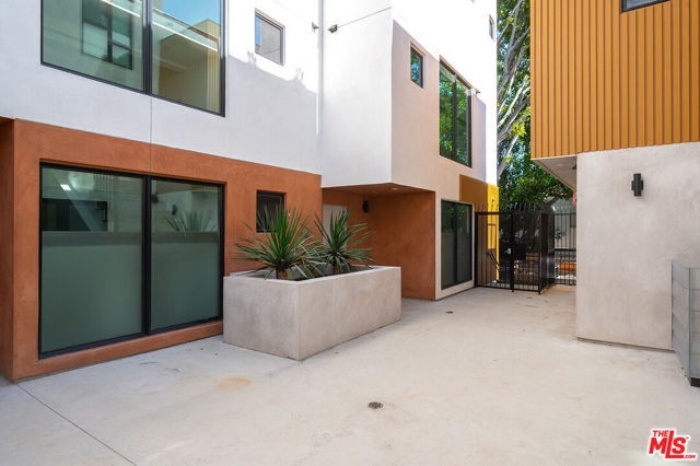 1016 N Martel Avenue, West Hollywood CA: https://media.crmls.org/mediaz/c9972c32-fc5a-4383-8042-14c90aeb3936.jpg
