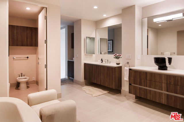 460 N Palm Drive, Beverly Hills CA: https://media.crmls.org/mediaz/c9977769-88c2-4040-af16-c285693df280.jpg