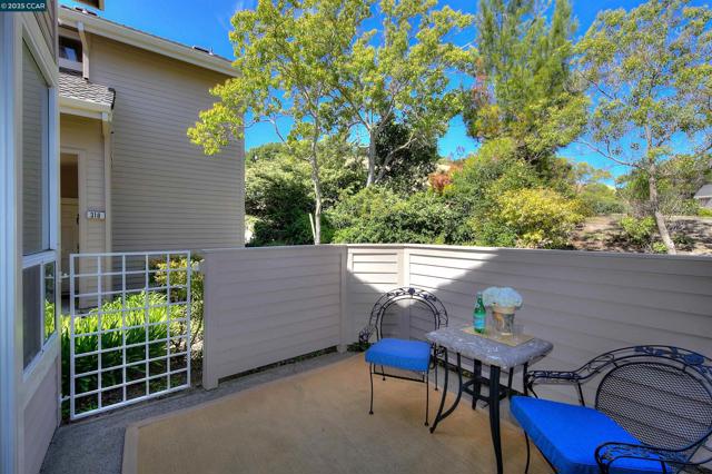 310 Boatswain Ct, Hercules CA: https://media.crmls.org/mediaz/c997a2a1-2f58-4e10-b315-581f469e74c0.jpg
