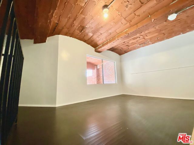 215 W 7th Street, Los Angeles CA: https://media.crmls.org/mediaz/c997aed1-a0e8-4000-970b-681743ac06d9.jpg