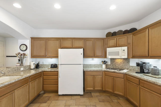 82126 Travolta Ave Avenue, Indio CA: https://media.crmls.org/mediaz/c9981789-76c4-4e61-955d-6017e2efdc9e.jpg